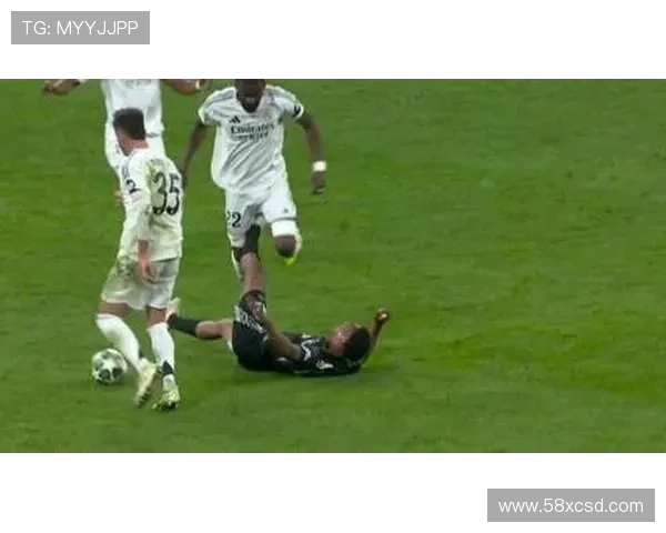 U16国足遭肘击踩踏裁判无红牌